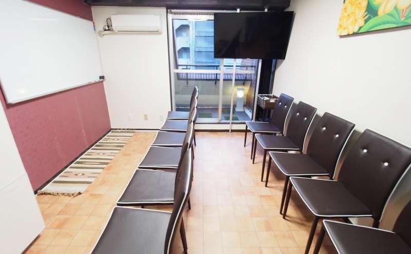 椅子をホワイトボードに向けたセミナー向けレイアウト