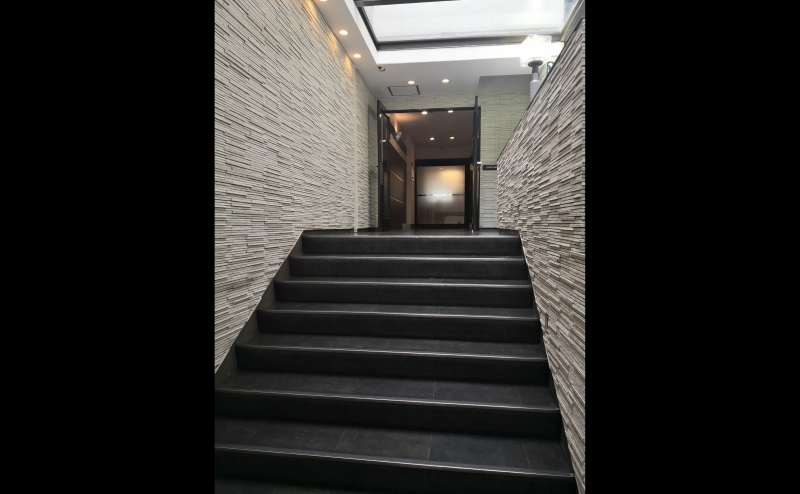 建物のマンション側の入り口です。こちらからお入りください。