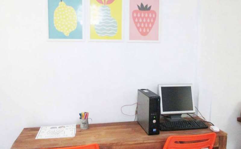 レンタルスペースの壁面デスクです。パソコンもございます。