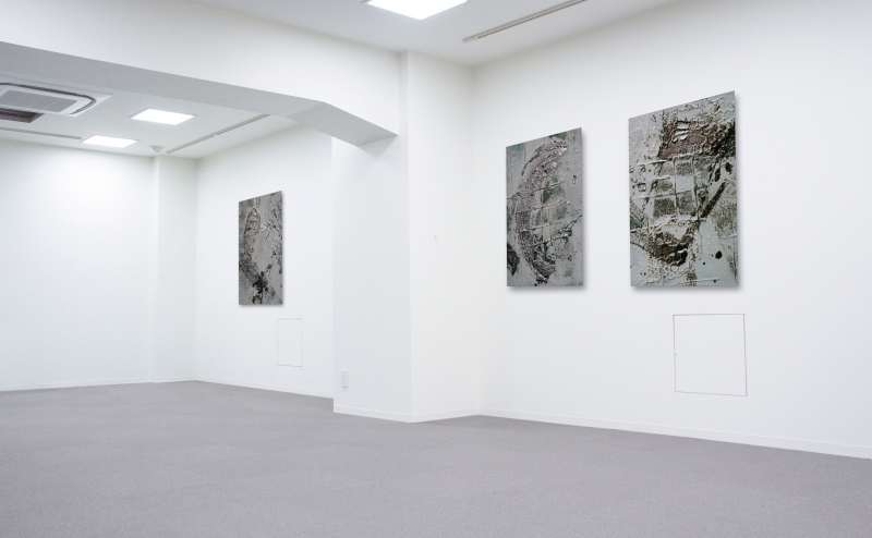 『ピクチャーレールを使った使用例』 室内三面にピクチャーレールを備えています。