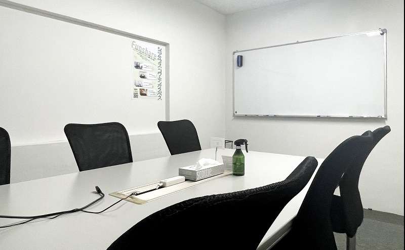 レンタルスペース 【Funshare】6人用会議室　モニター、ホワイトボード完備