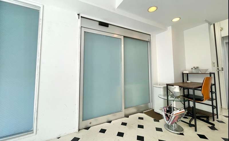 自動ドアになってます。使用しない場合はスイッチを切ることも出来ます。