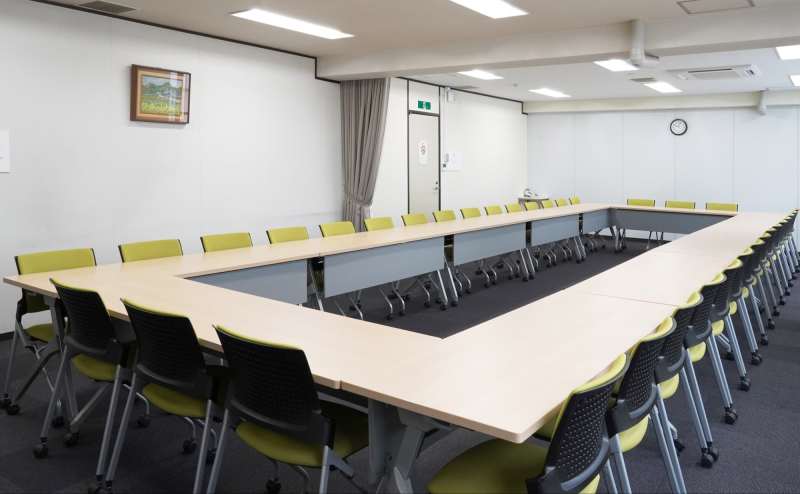 スタッフが別フロアに常駐しているため、当日に何かあっても臨機応変に対応できて安心です。※ロの字形式　36名着席可能。