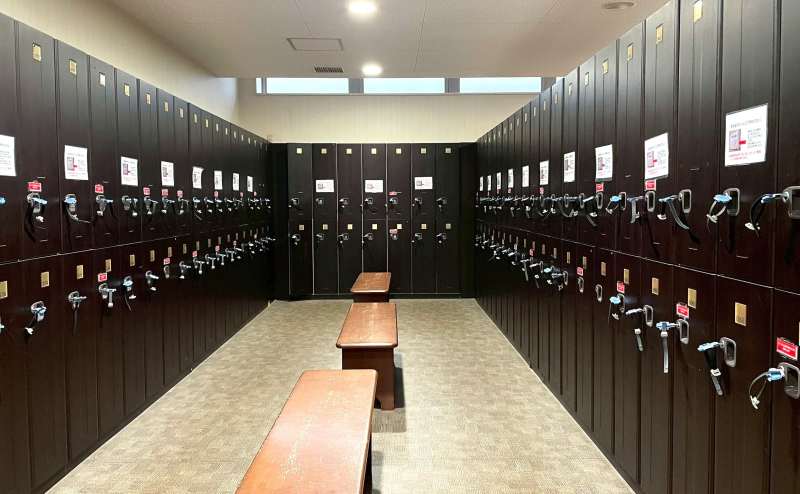 【1階にある更衣室もご利用可能です。※15歳未満はご利用いただけません】