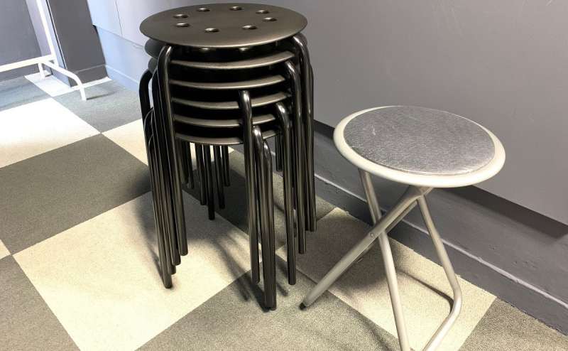 補助イスを大幅に増やしました。最大15名まで座れます。