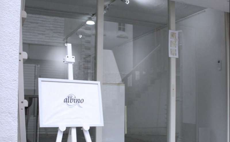 外からはガラス張りで中が見えるようになっています