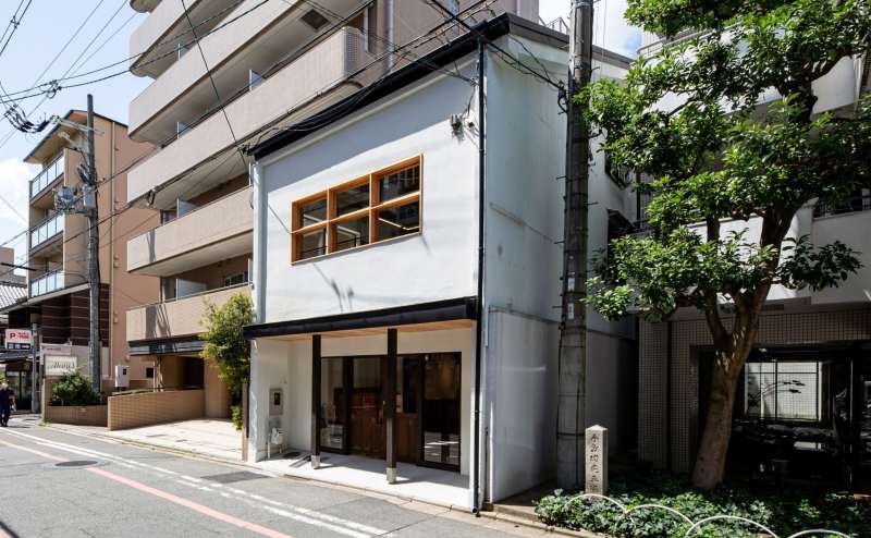 富小路三条にあるハチミツ屋さんから直進50m右手(西側)に"doué / どうえ"はあり、駐輪場やコインパーキング、コンビニなども近くに多数あるので便利です。