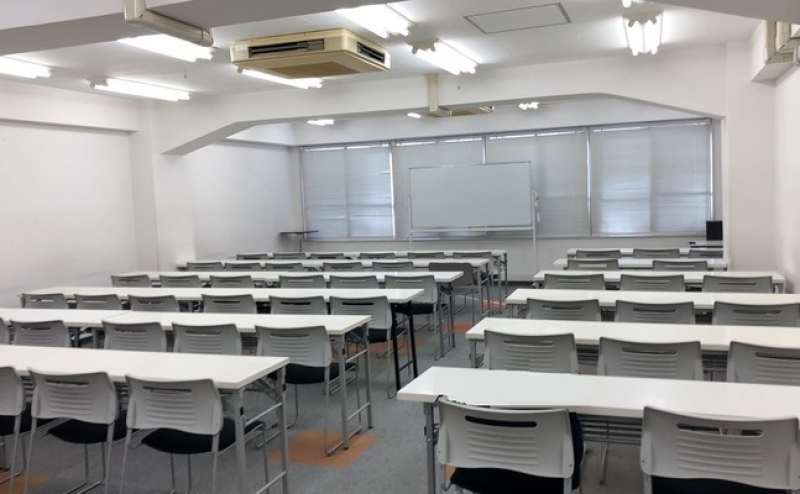 茅場町駅徒歩30秒【2階大会議室】白が基調の61名まで収容可能な広さ70㎡（21坪）