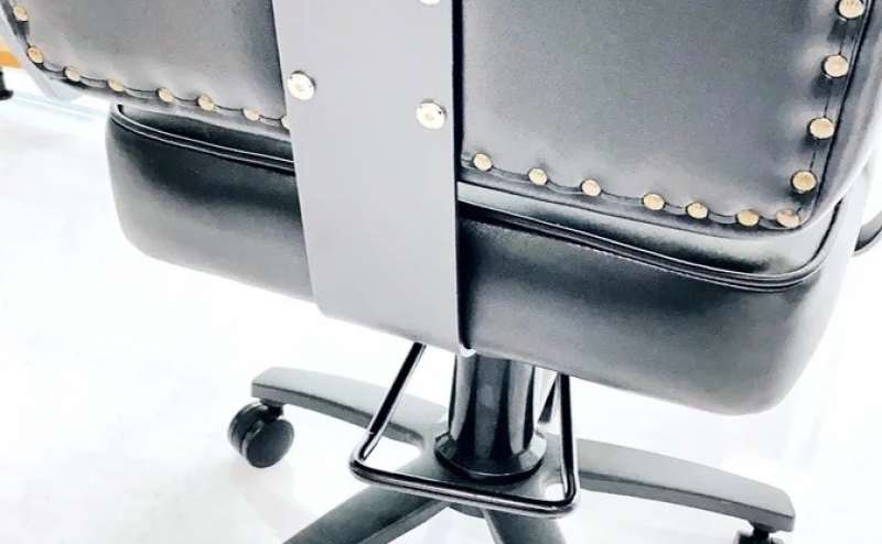 セット椅子はペダルで高さを調整いただけます。 キャスターにはストッパーが付いています。 セット椅子は全部で3台 サロンは貸切です。