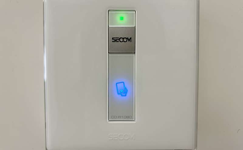 【退室時の施錠はSECOMボタンを5秒以上長押しをして点滅＆アラームがなってからカードキーを当てることでセキュリティが掛かります】