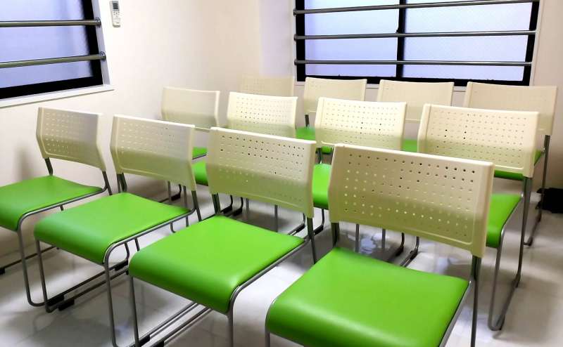 シアター形式ではより多くの方にお座りいただけます