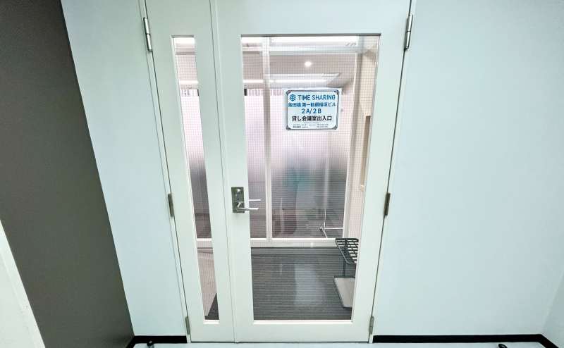 【『TIME SHARING飯田橋第一勧銀稲垣ビル2A/2B』が目印の扉にお進みください】 - TIME SHARING 飯田橋 第一勧銀稲垣ビル 2Bの写真