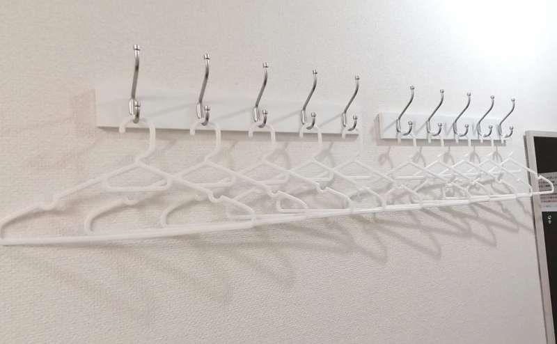 ハンガーラックとハンガー。ご自由にご利用ください