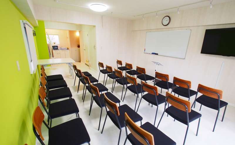 映画鑑賞会やセミナー向けレイアウトです。このレイアウトで24脚並べられます。