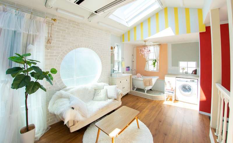 一軒家キッチンスタジオの2Fは猫足バスタブのある浴室や洗濯乾燥機,柱時計のある書斎、ソファ、メイクルームを設置