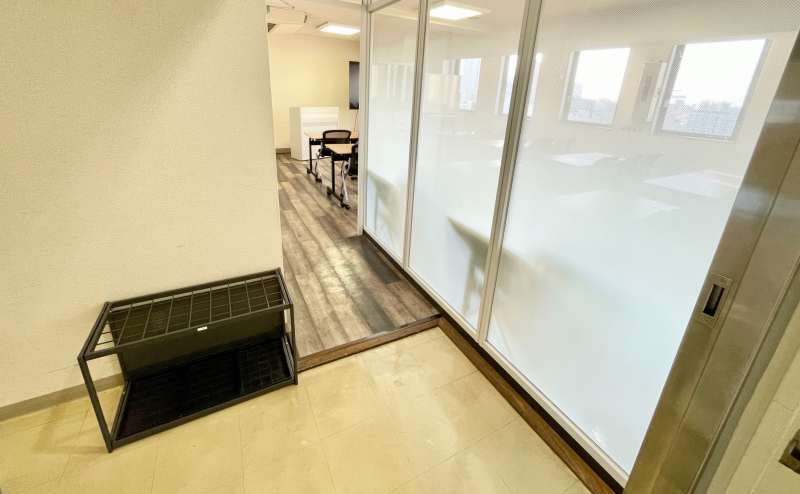 【8階共用扉の電子錠を開錠し、中にお入りください。※会議室に鍵はありません】 - TIME SHARING 四谷8Bの写真