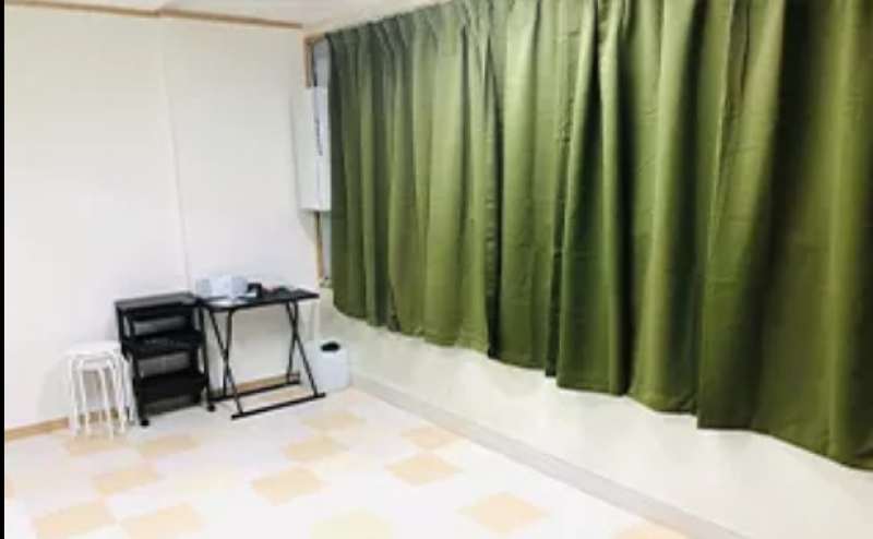 12㎡のコンパクトサイズのスタジオ。2〜3人が踊れます。個人練習やプライベートレッスンにぴったりです