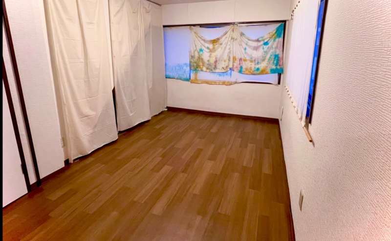 カーテン内は着替えスペースとなっております。