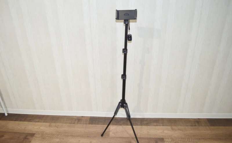 写真や動画の撮影に使えるスマホスタンドもございます