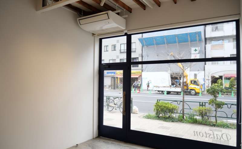 内側からの様子です（表通りに面しています）