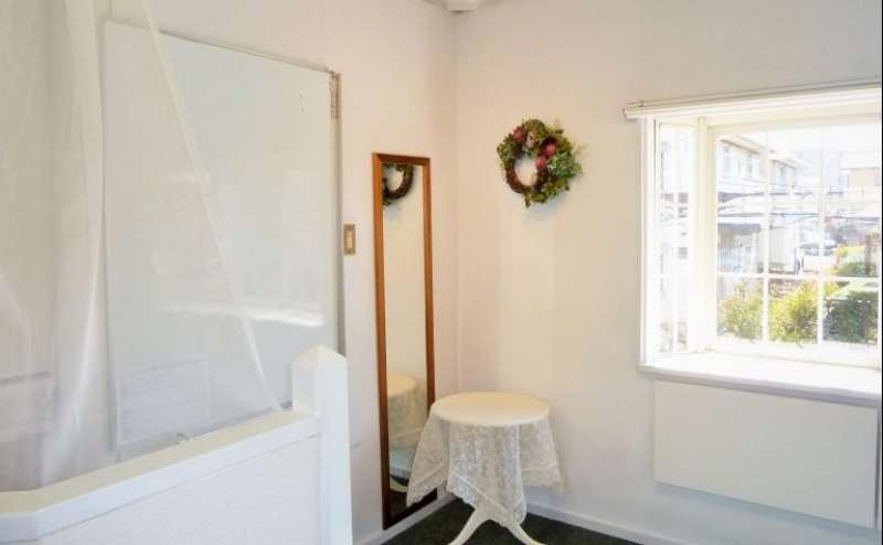 3面が窓の白を基調とした明るく開放的なスペースです