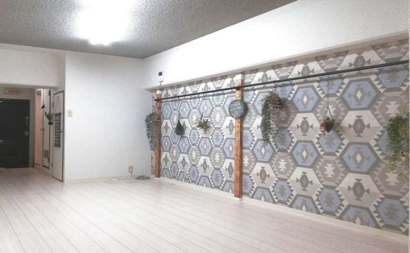 机と椅子を片付けてヨガレッスンやストレッチ、ピラティスに