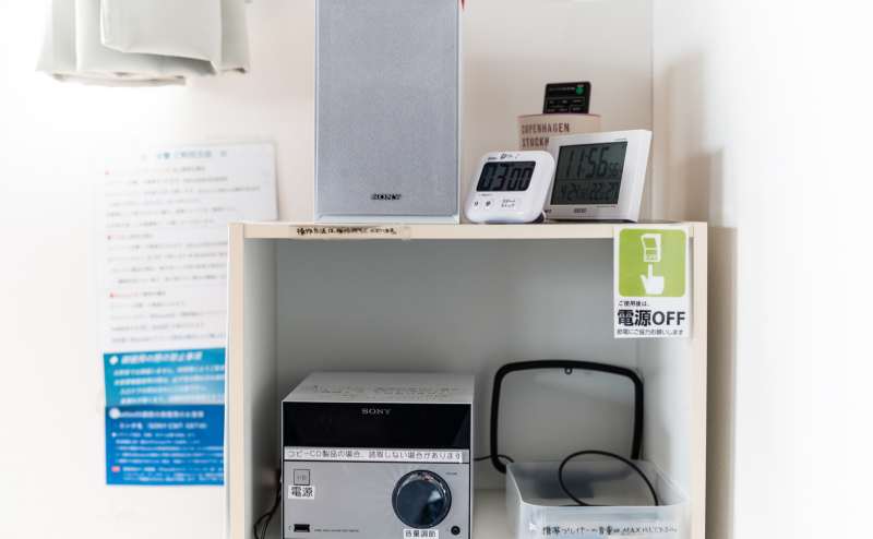 SONY CMT-SBT40を常設。簡単に携帯やCDから出力が可能です。