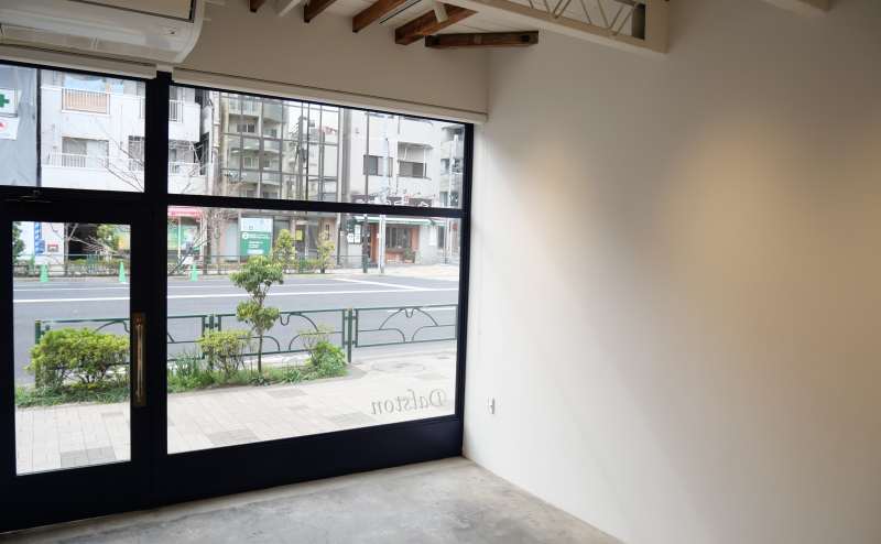 内側からの様子です（表通りに面しています）