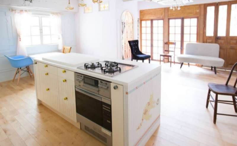 対面型アイランドキッチン(ガス3口コンロと食洗機付)を設置。豊富な調理器具,カトラリーは完備(無料)されており実際に料理ができます。発酵機能付きのオーブンはパンも作れます。