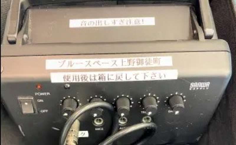 有線マイクです。無線マイクよりも安定しています。無料備品です