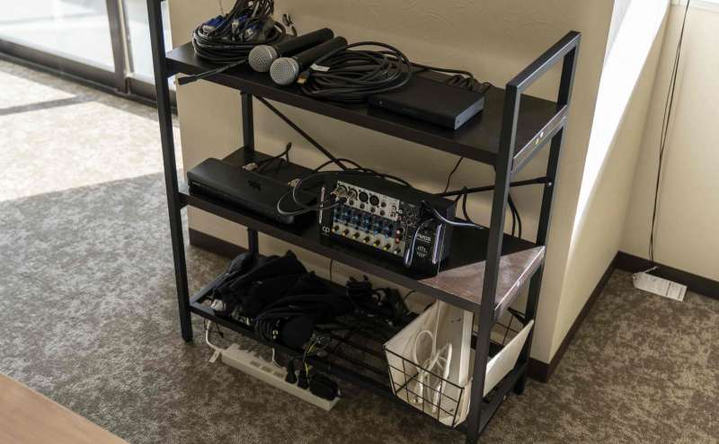 【延長コードやHDMI変換機などは室内の備品棚にご用意しております】 - TIME SHARING 新宿御苑前 壱丁目参番館8Aの写真