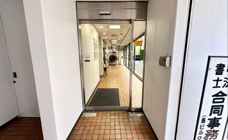 【「ヒロセ第2ビル」と館銘板があるガラスドアがビルの入口です】 - TIME SHARING 竹橋 廣瀬第2ビル B1Fの写真