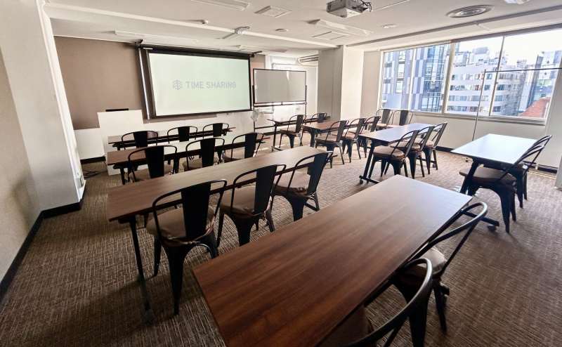 【綺麗な室内とブラウン基調の落ち着いた内装】