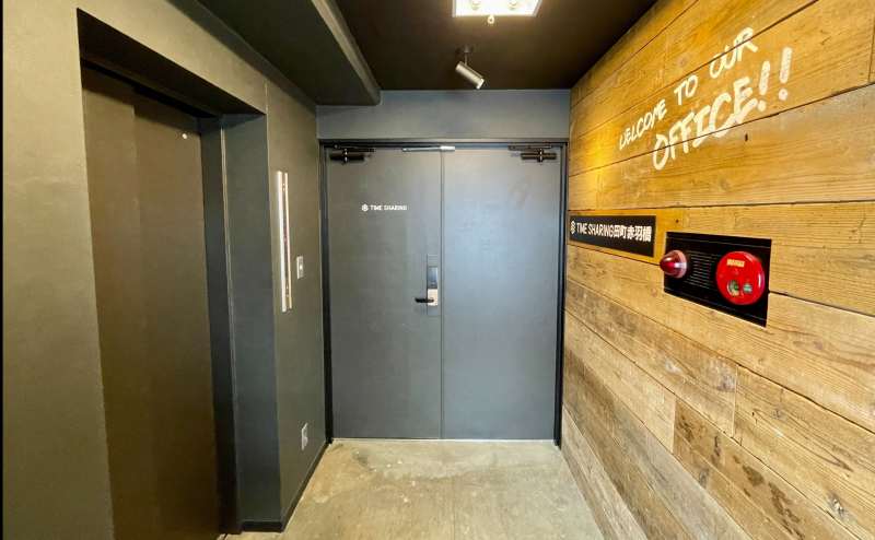 【エレベーターで８階まで上がると、目の前に「TIME SHARING」と書かれた共通扉があります】 - TIME SHARING 田町赤羽橋 8Aの写真