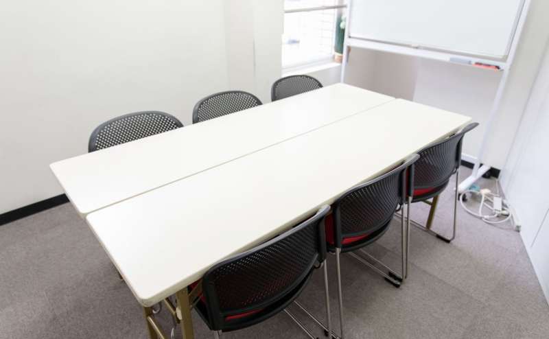 レンタルスペース 【赤坂見附駅徒歩2分】＜Room404＞期間限定特別価格！MAX6名：個室/駅チカ/平日受付常駐/無料Wi-Fi/24時間利用可