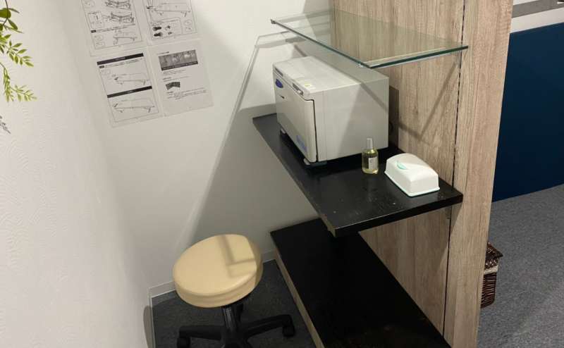 バックヤードには可動式スツールと、ウォームキャビネットを御用意しております。