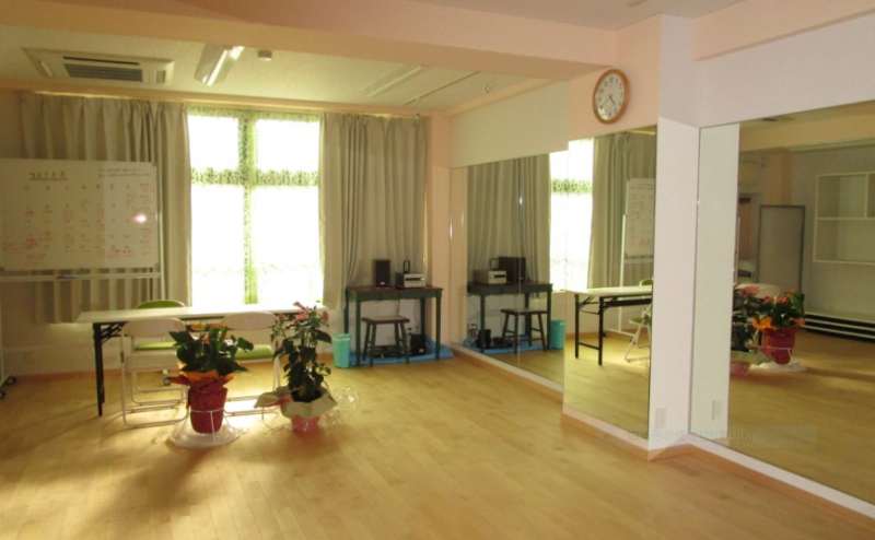 壁面は８mの全面鏡です