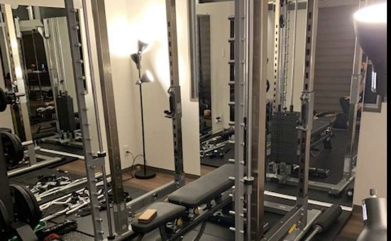 正面に2枚（80cm）両脇と手前に3枚（120cm）の鏡を設置しています