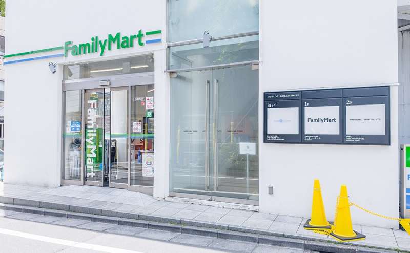 エントランス｜ファミリーマート入り口の右のガラス扉が入り口になります。