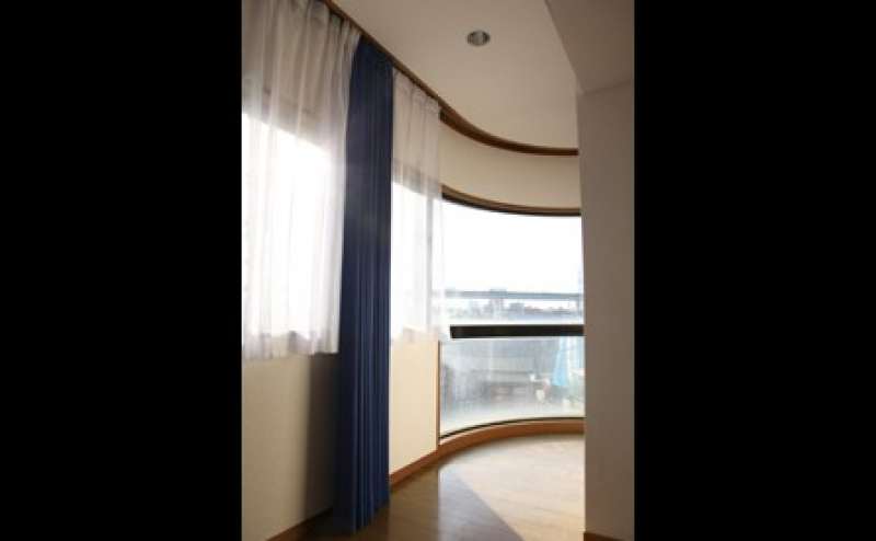 カーブした全面ガラスで野外撮影のような自然光の中での撮影が可能です。東京スカイツリーが見えます。お天気の良い日は富士山も♬