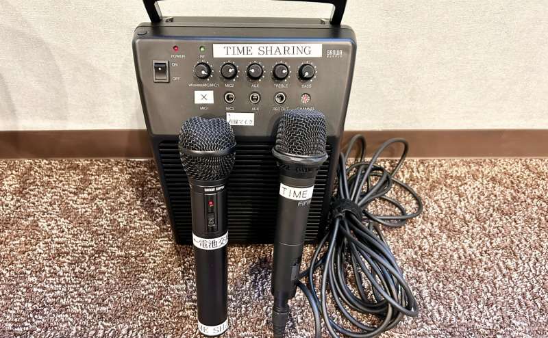 【マイク、スピーカーも無料備品でご用意しているので、ご自由にお使いください。※司会台の後ろに置いています】 - TIME SHARING 飯田橋 第二東文堂ビル 7Fの写真