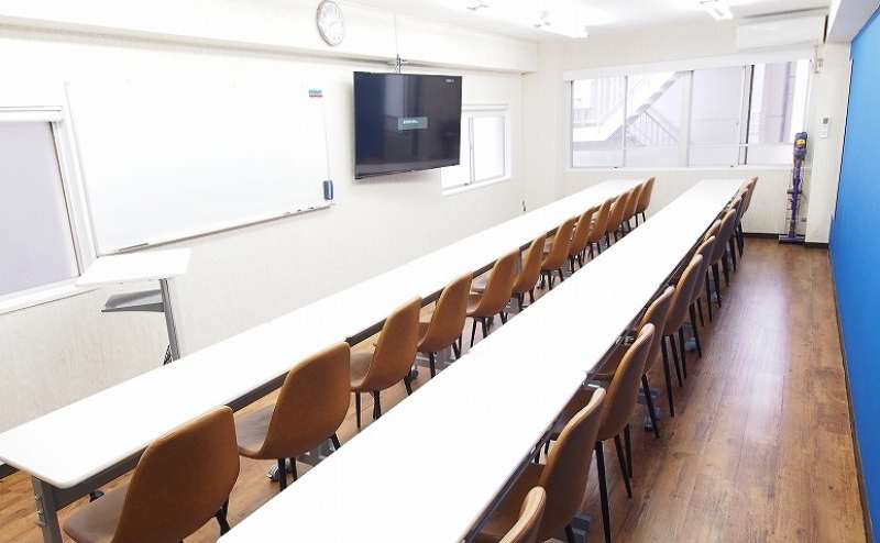 ホワイトボードと大型モニターが並んでいるのでプレゼンしやすい会場です