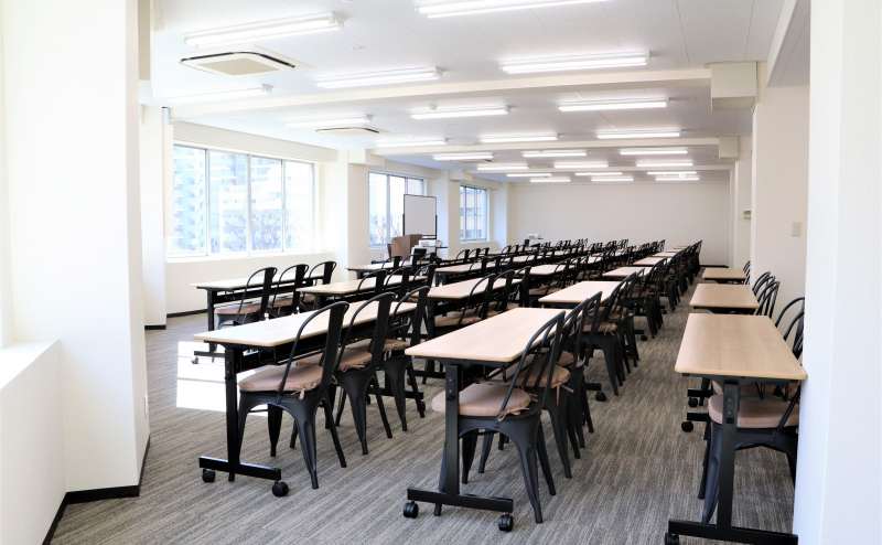 明るく開放的な会議室。前方には大きな窓が並んでいます - TIME SHARING 蒲田 第二美須ビルの写真