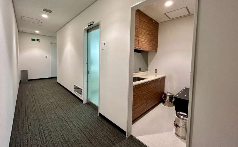 【給湯室・男子トイレ入口】