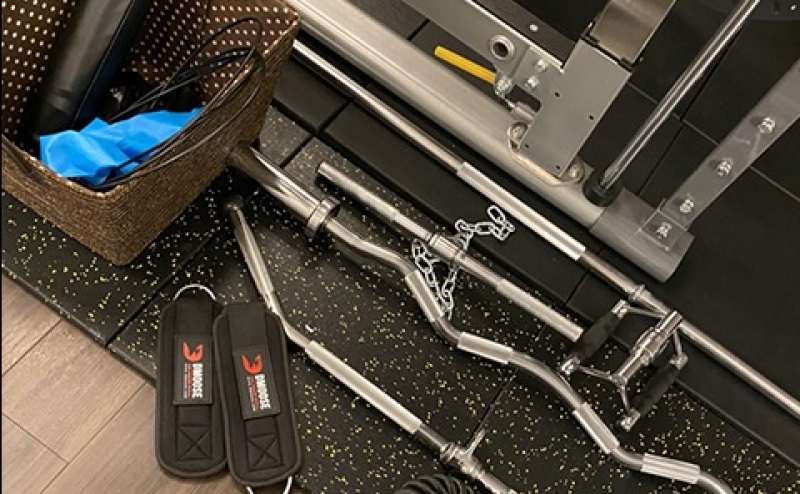 本格的なトレーニングのできるマシン多数。アタッチメント各種も取り揃えています