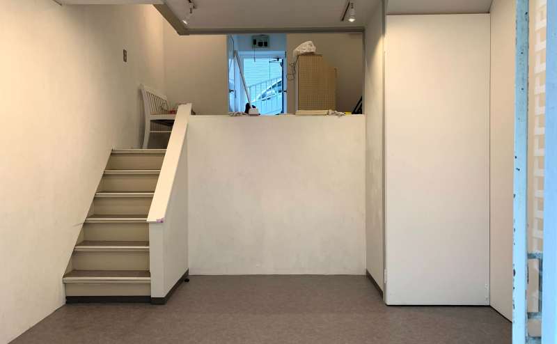 入り口を入って階段を下ると、一階です。