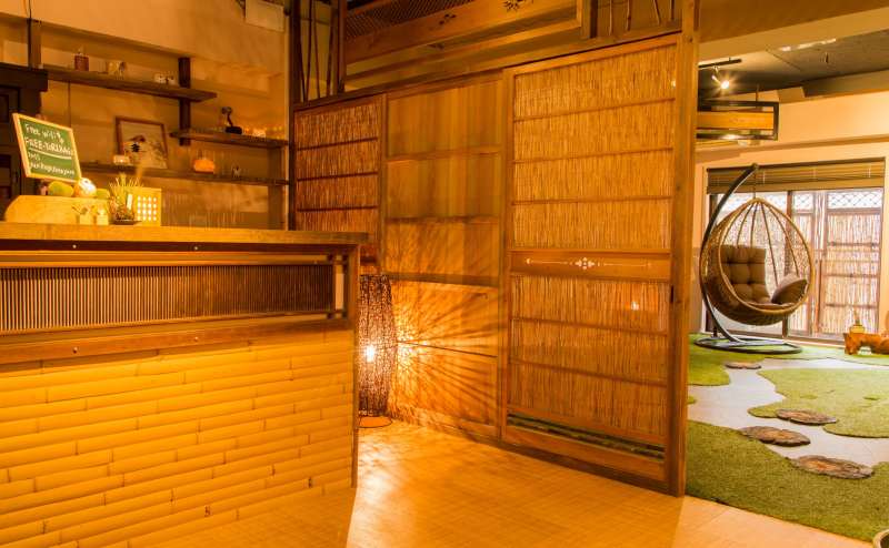 入り口も古材を使い暖かなスペースに