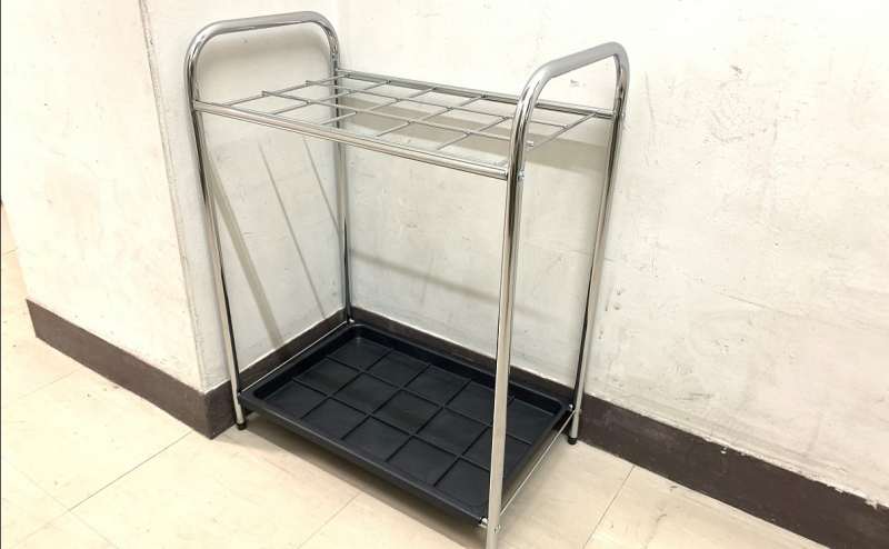 傘は出入口前の傘立てにお願いします。