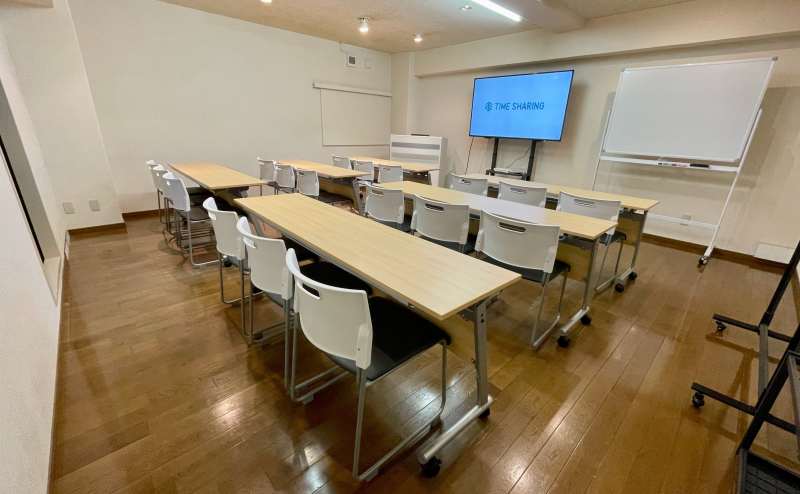 【ウッド調の床とナチュラルなテーブルがリラックスした雰囲気】 - TIME SHARING 四谷8Bの写真