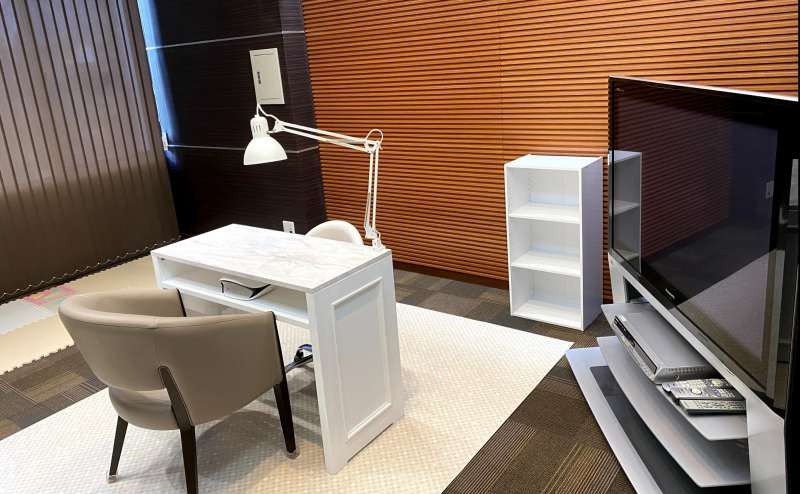 長時間でも疲れないチェアを利用。